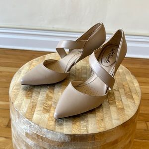 LifeStride Beige Slip on Pumps in Size 5
